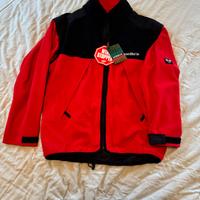 Maglia pile e zaino leggere sotto