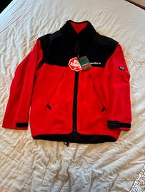 Maglia pile e zaino leggere sotto