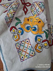 Tovaglia ricamata a mano 