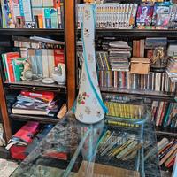 vaso con fiori e perfilo dorato