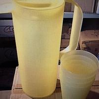 Caraffa colorata con bicchieri