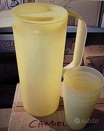 Caraffa colorata con bicchieri