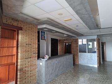 Locale commerciale con ampio parcheggio