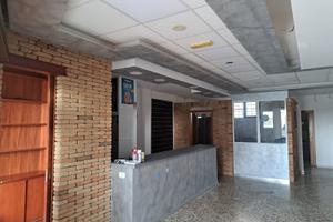 Locale commerciale con ampio parcheggio