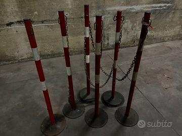 Paletti di delimitazione rosso bianchi