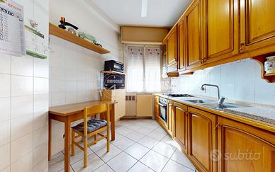 Cinquelocali con balcone, cantina e garage.