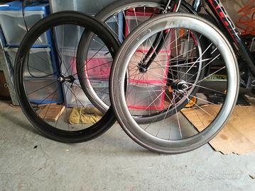 bici ibrida e ruote in carbonio 