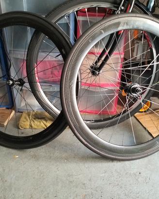 bici ibrida e ruote in carbonio 