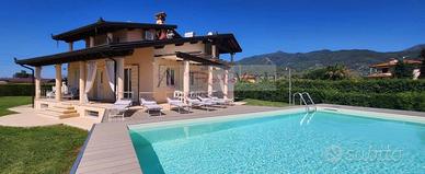 Villa di 260 m² con più di 5 locali e posto auto a