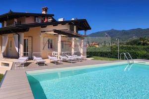 Villa di 260 m² con più di 5 locali e posto auto a