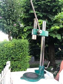 Imbottigliatrice per  tappi a corona