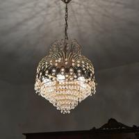 Grande lampadario in cristallo e ottone