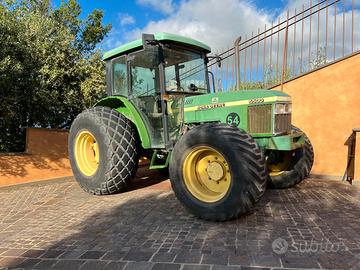 Trattore agricolo John Deere 5500