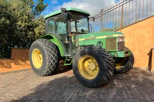 Trattore agricolo John Deere 5500