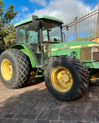 Trattore agricolo John Deere 5500