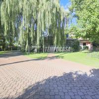 BIFAMILIARE LIBERA SU 3 LATI CON AMPIO GIARDINO E