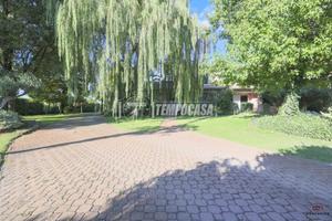 BIFAMILIARE LIBERA SU 3 LATI CON AMPIO GIARDINO E