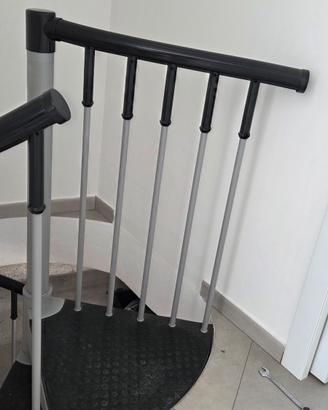 Scala a chiocciola in ferro verniciato a fuoco