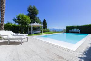 VILLA CON PISCINA VISTA LAGO