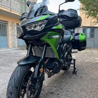 Kawasaki Versys 650 Tourer Plus 2 caschi e giacche