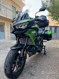 Kawasaki Versys 650 Tourer Plus 2 caschi e giacche