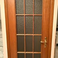 4 porte in legno con inserti in vetro