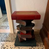 Piedistallo arredo con libri in legno