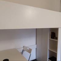 Letto a soppalco bianco con scrivania