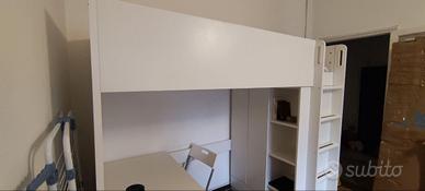 Letto a soppalco bianco con scrivania