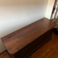 Cassapanca in legno massiccio con interno decorato