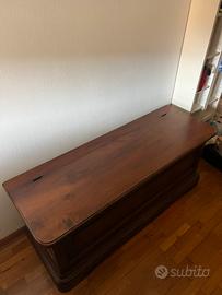 Cassapanca in legno massiccio con interno decorato
