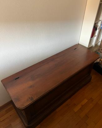Cassapanca in legno massiccio con interno decorato