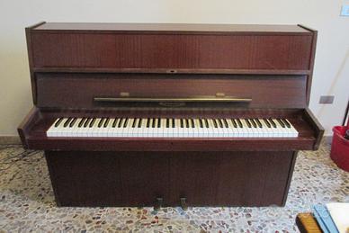 pianoforte a muro