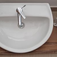 lavandino in ceramica e copri sifone in ceramica