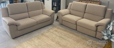 due divani 3 posti come nuovi – uno con relax