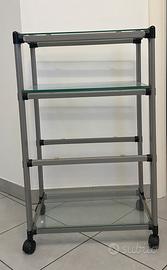 Mobiletto con ripiani in vetro.