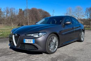 Alfa Romeo Giulia AT8 180 Business Sport L. Ed.
