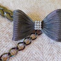 Cintura metallo argentato, maglia a treccia/strass