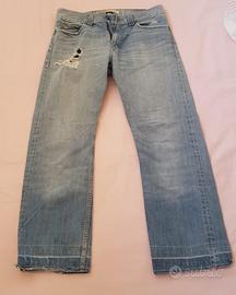 Levis strappati dietro sale