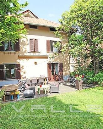 Appartamento di 430 m² con più di 5 locali e box a