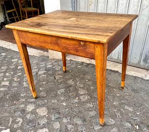 Tavolino del 700 e tanti mobili d'antiquariato