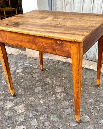 Tavolino del 700 e tanti mobili d'antiquariato