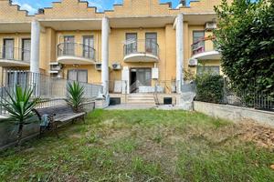 VILLA A SCHIERA A ROMA