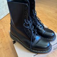 Dr. Martens 10 fori