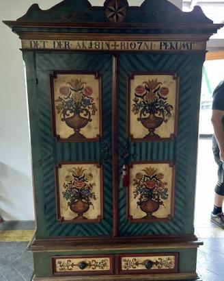 armadio antico ‘800 in legno dipinto restaurato