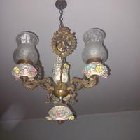 lampadario antico con lampade da comodino