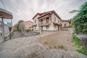 Villa libera subito con giardino!