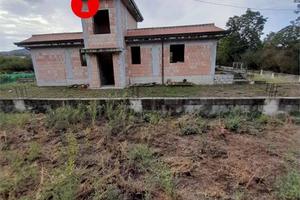 Rustico / Casale di 270 m² con 4 locali a Tufino