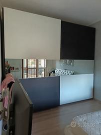 armadio con 2 ante scorrevoli e letto matrimoniale