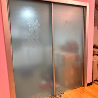 Porta scorrevole con decori